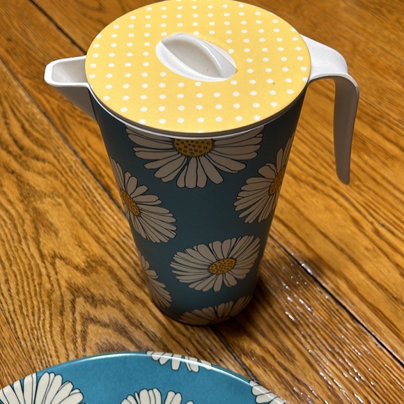 Matilda Jane Hostess Exclusive pitcher with lid and chip and dip serving set. - Picture 3 of 8